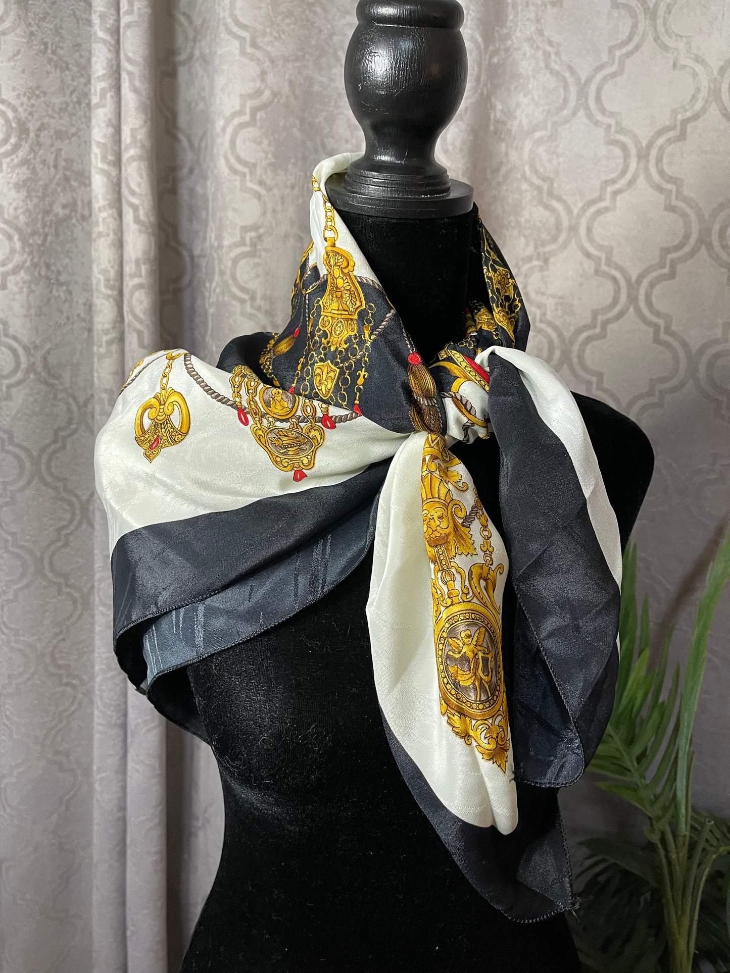 Vintage preowned Black/ White Scarf