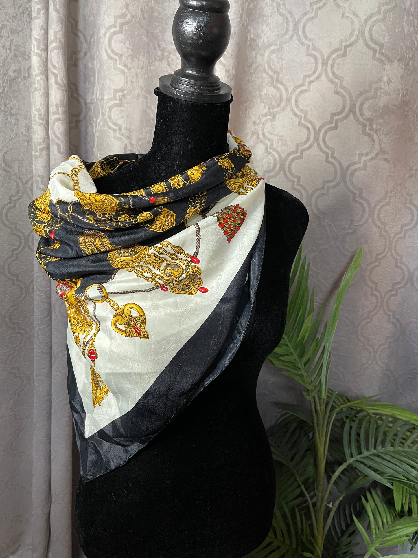 Vintage preowned Black/ White Scarf